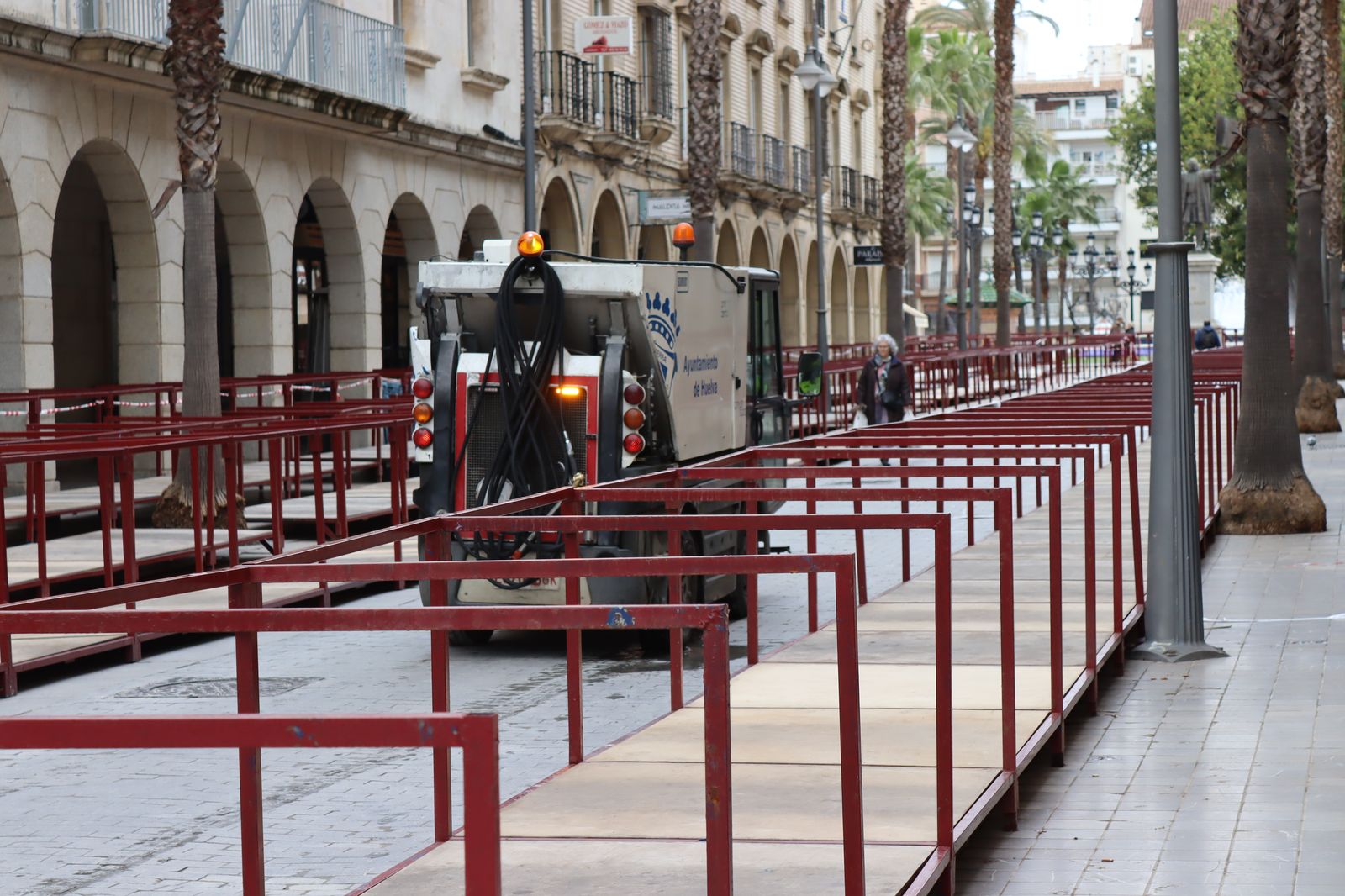 Vehículo de limpieza en la Gran Vía.