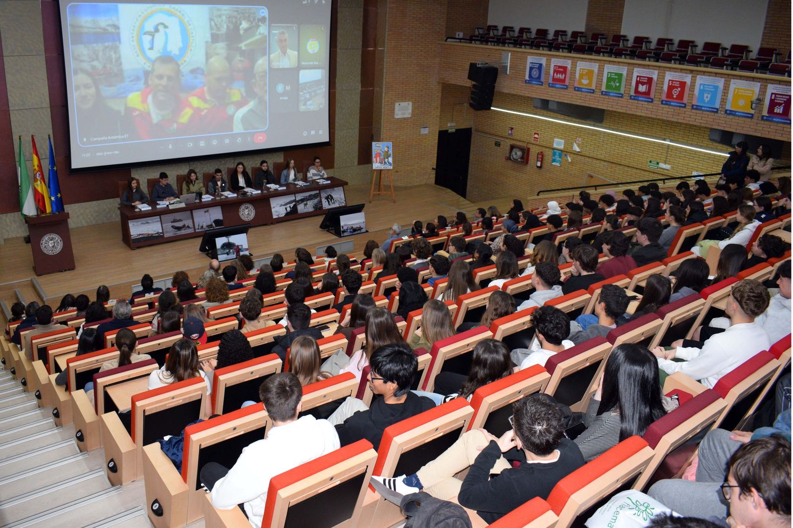 Un momento de la conexión con la Base Científica Española en la Antártida este jueves desde la Universidad de Almería.