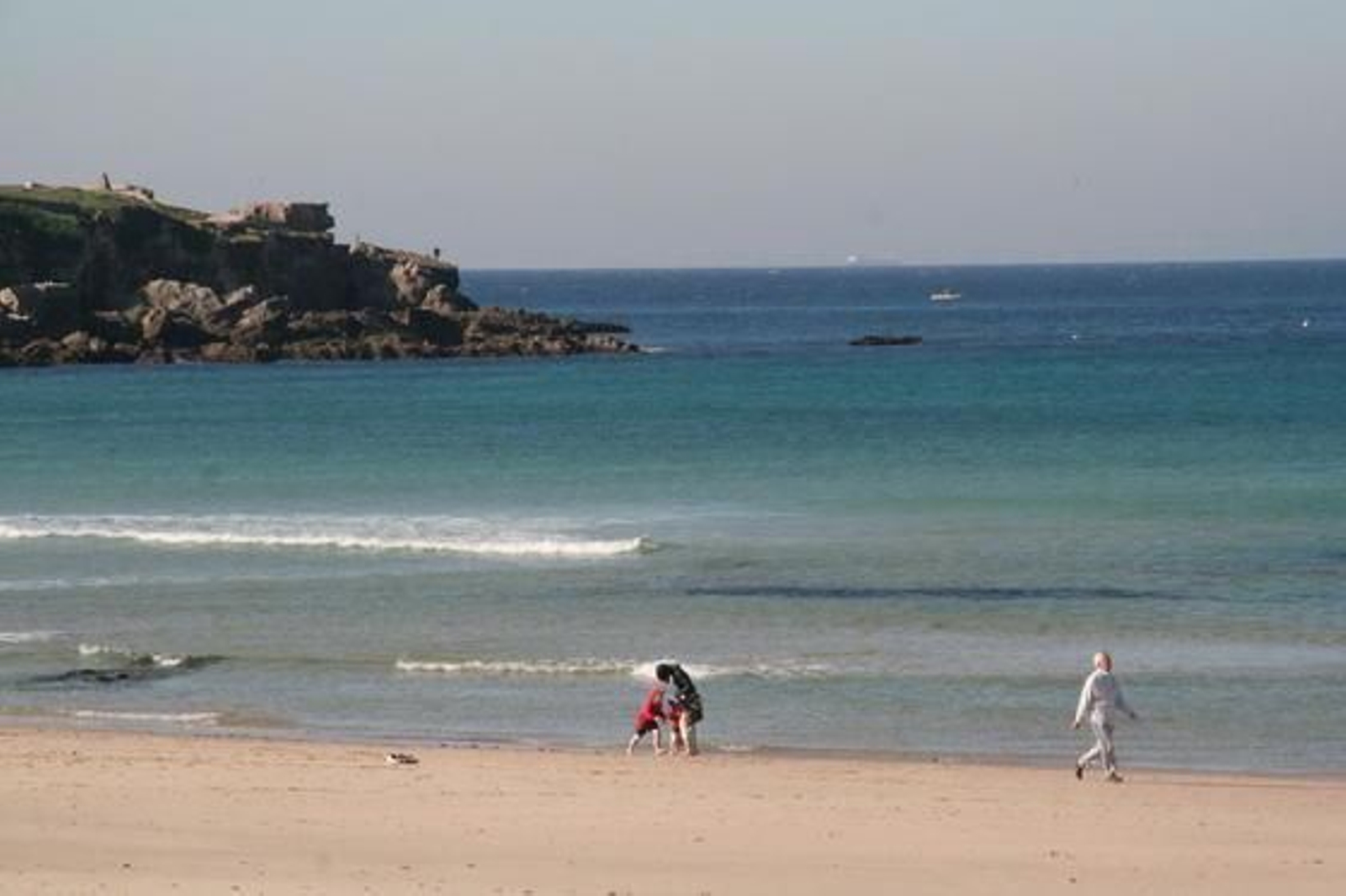 La marea histórica se vivió en las playas del Campo de Gibraltar con mucha espectación, sobre todo en la de Poniente de La Línea y El Rinconcillo de Algeciras./Fotos:Paco Guerrero/Shus Terán/J.M.Quiñones

Foto: Paco Guerrero/J.M.Q./Shus Teran/