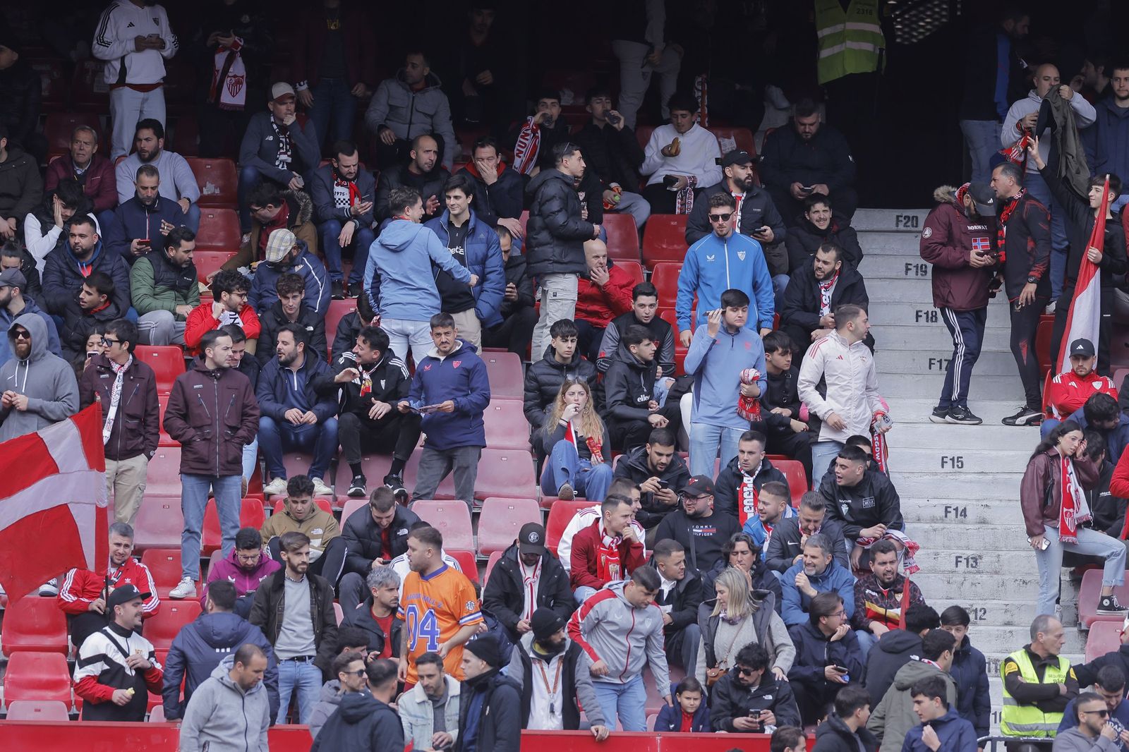 Búscate en las fotos del Sevilla - Girona