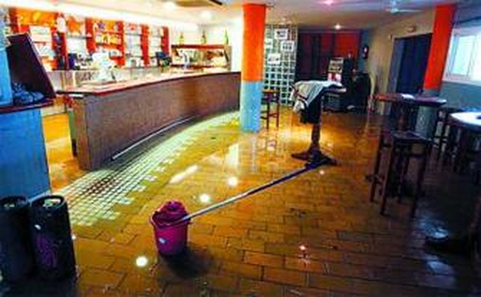 Imagen del restaurante con agua en su interior.