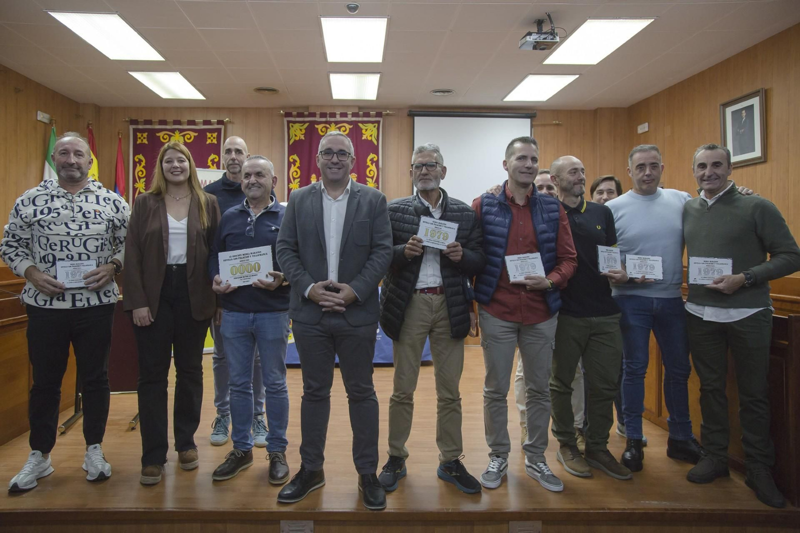 Foto de familia en la presentación de la XLV Media Maratón Sevilla-Los Palacios.