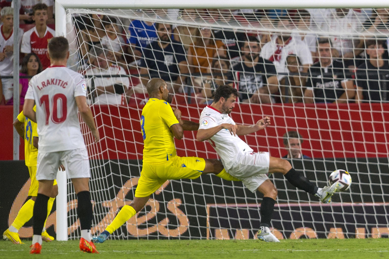 Delaney remata con la derecha para conseguir el gol sevillista.