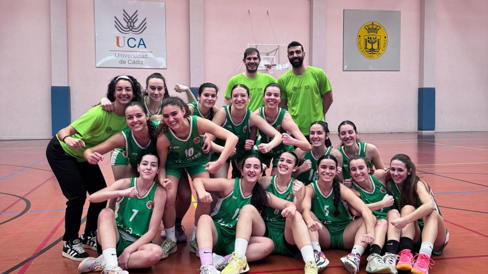 El plantel de baloncesto femenino de la UJA celebra su pase a la fase final de los CAU 2025.