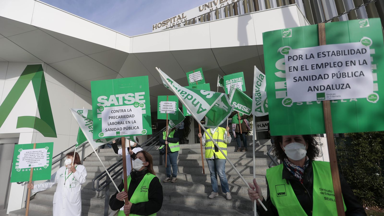 La última protesta del Sindicato de Enfermería, Satse, a las puertas del Macarena para pedir la contratación del personal despedido.