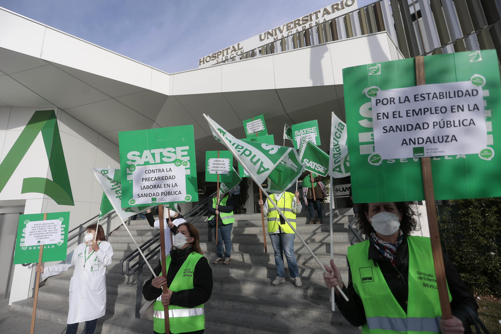 La última protesta del Sindicato de Enfermería, Satse, a las puertas del Macarena para pedir la contratación del personal despedido.
