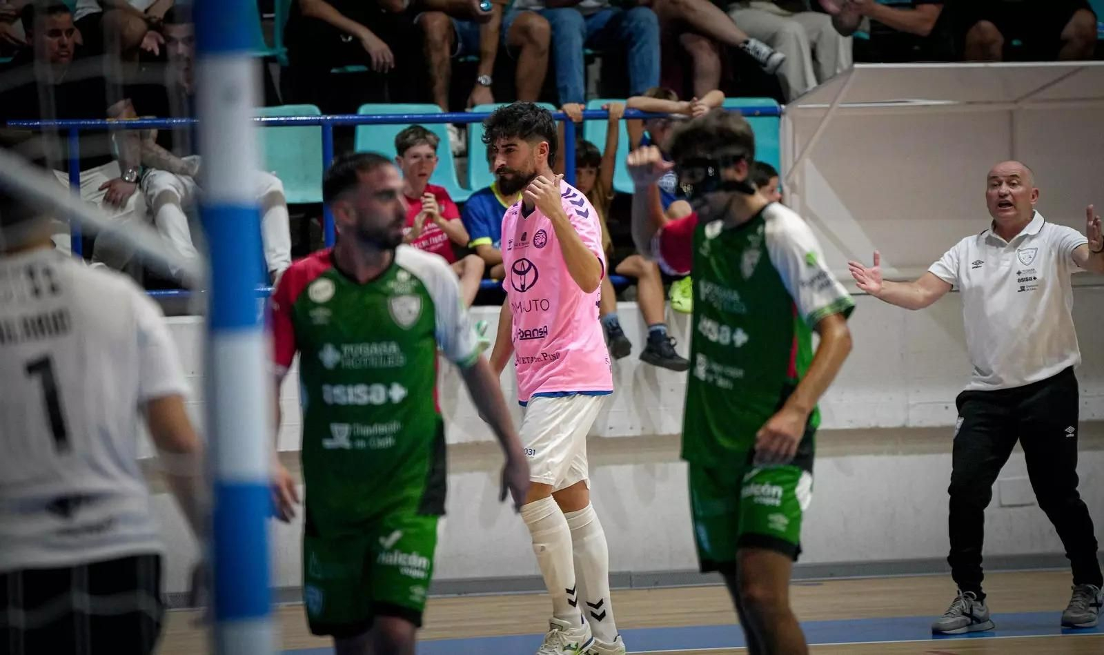 Emilio Buendía anotó dos golazos, uno de espuela y otro de vaselina.