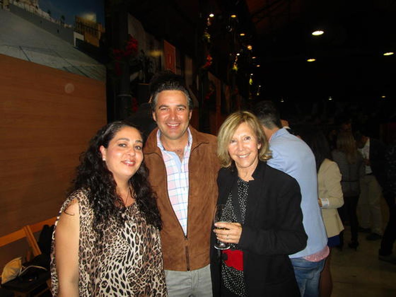 Dolores Ortega, Alejandro Collantes y Concha Baras, durante el cóctel

Foto: Ignacio Casas de Ciria