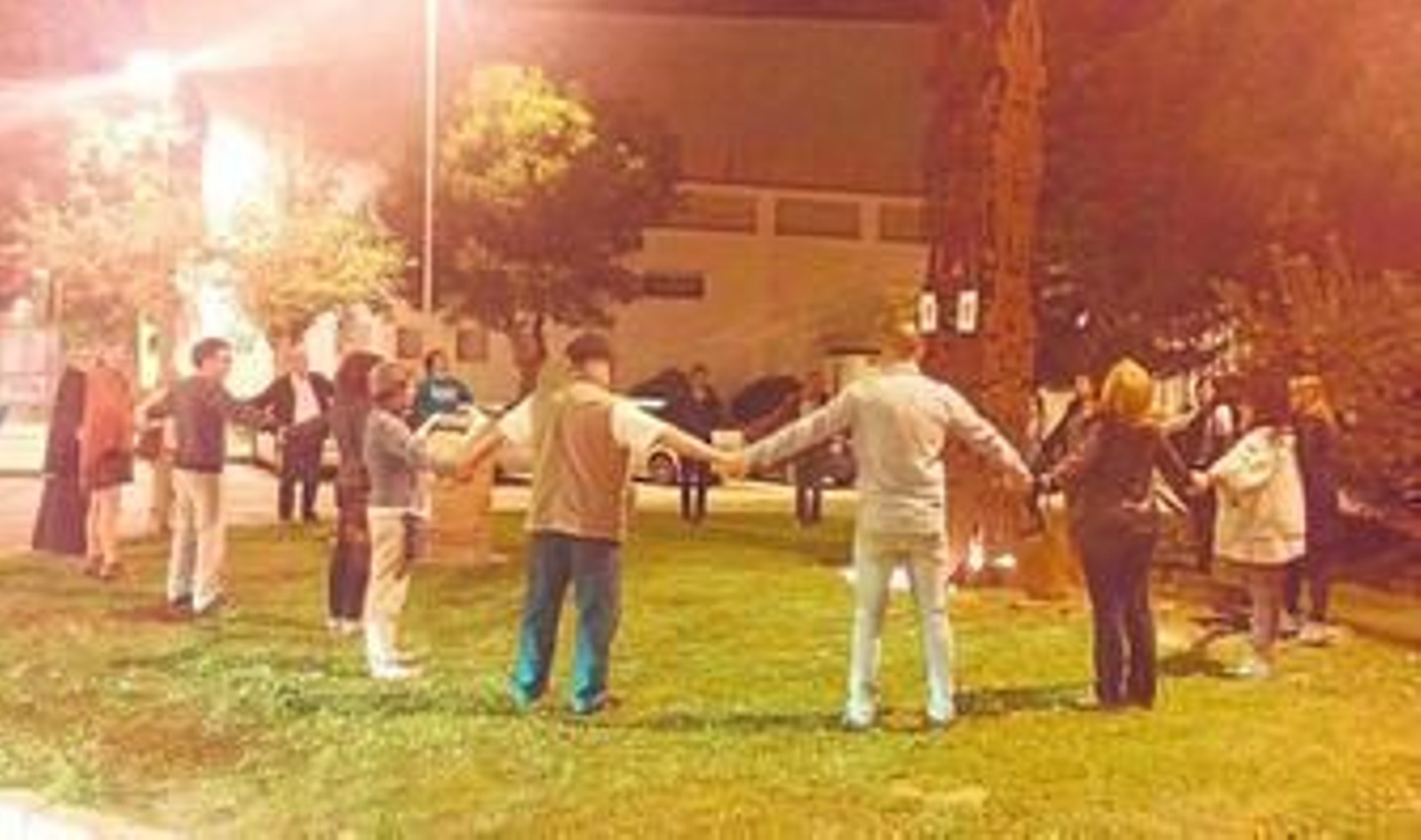 Vecinos muestran cada noche su oposición al traslado del Monumento a la Tolerancia, situado en Bajo de Guía.