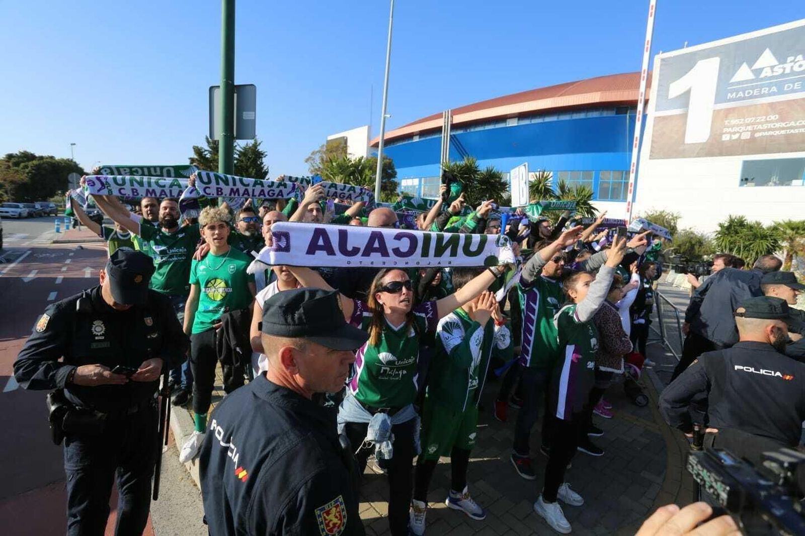 El recibimiento de la afición al Unicaja a su llegada al Martín Carpena para jugar la final de la Copa Del Rey