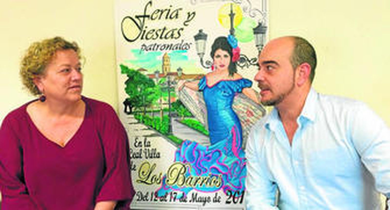 La concejal Carmen Roldán junto a Carlos Contreras, autor del cartel de la Feria de este año.