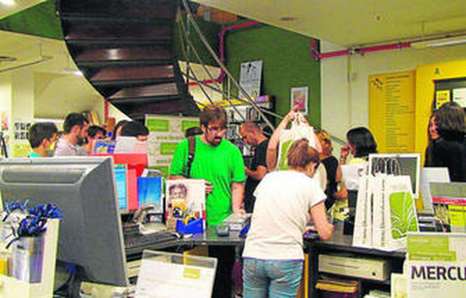 Lectores acuden a adquirir 'Danza de dragones', la pasada madrugada en Luces.