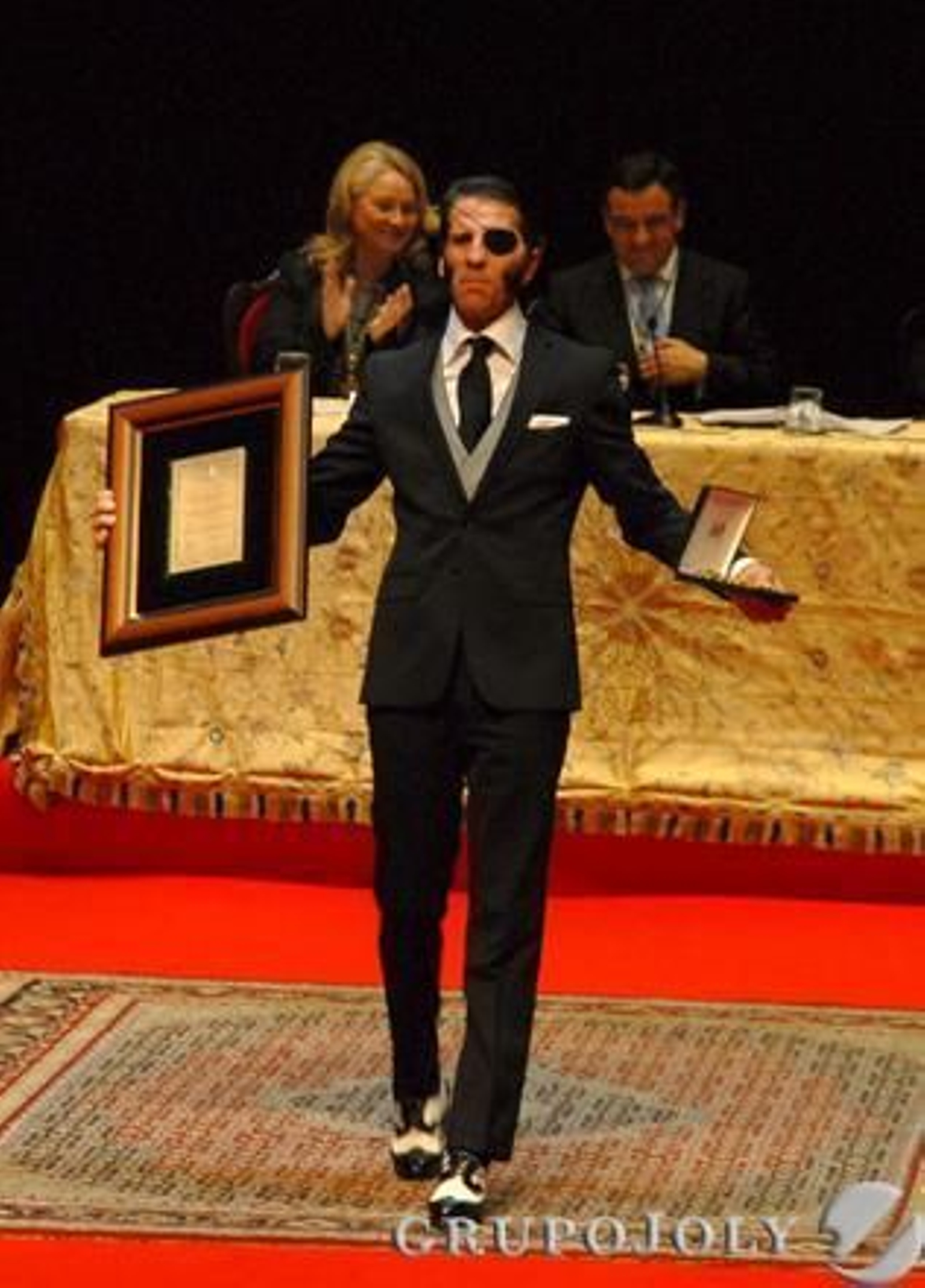 Juan José Padilla muestra al público sus distinciones.

Foto: Fito Carreto