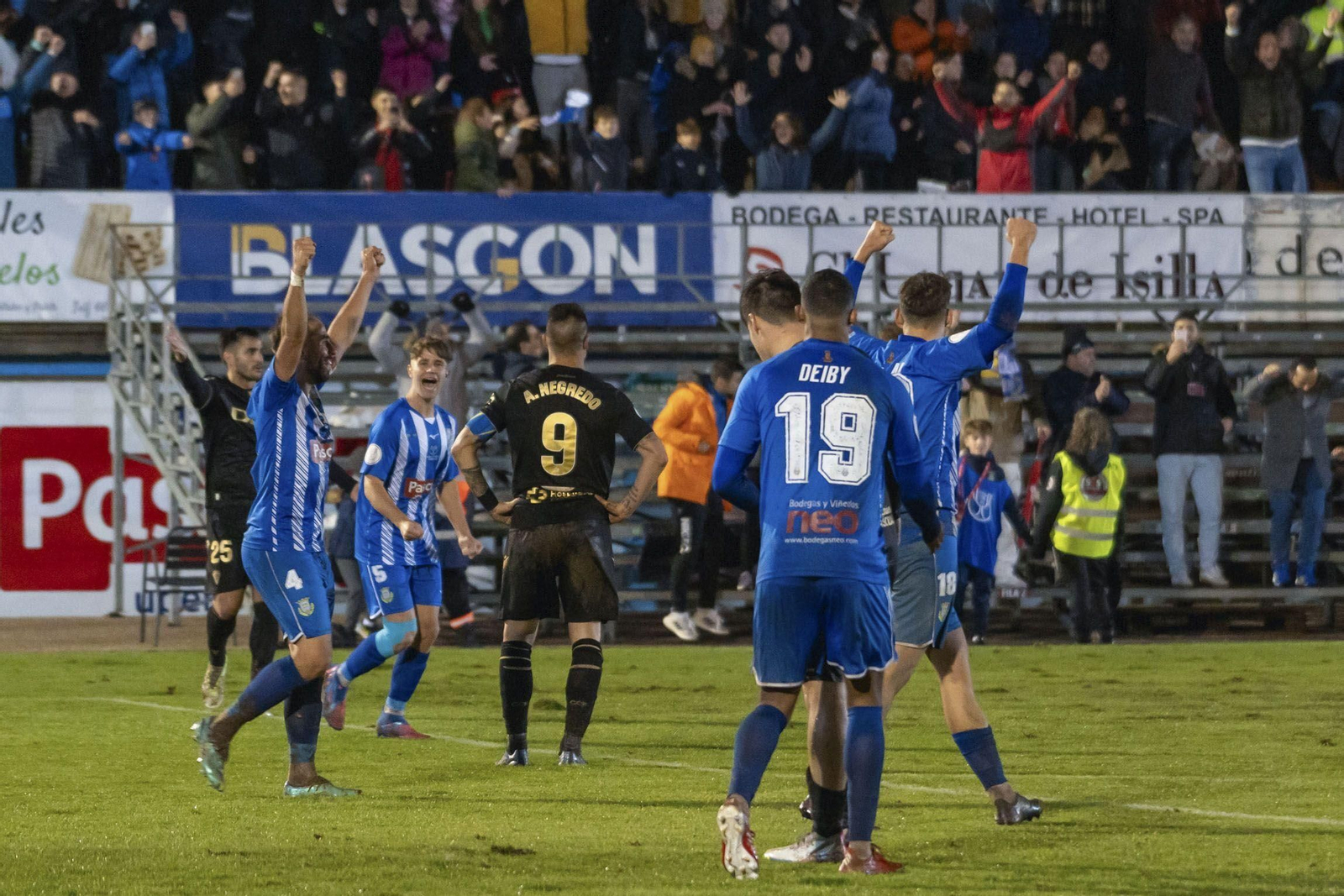 Brazos en jarra de Negredo mientras los jugadores de la Arandina y su afición celebran la clasificación.