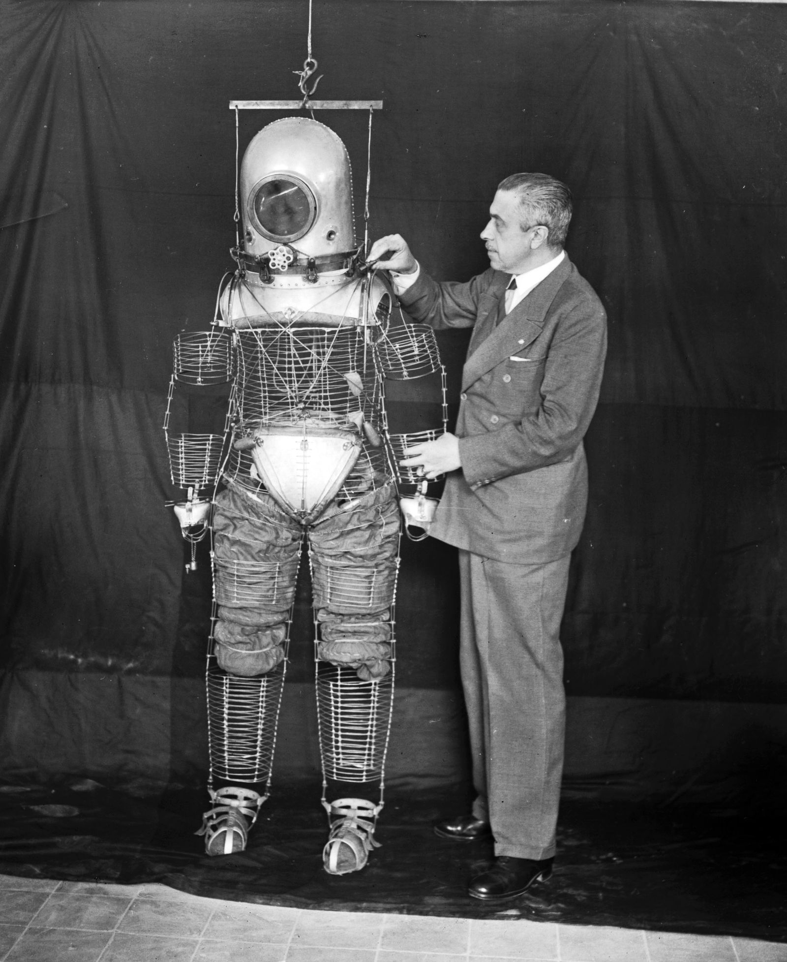 Emilio Herrera y su prototipo de escafandra espacial presentada en 1935