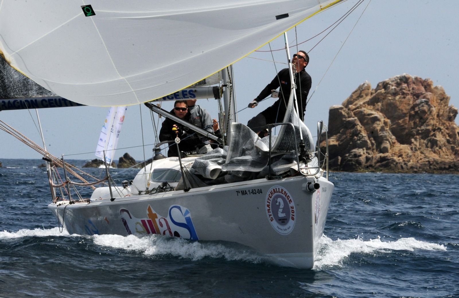 El 'Ceuta Sí' del sevillano Sergio Llorca, en acción durante la regata.