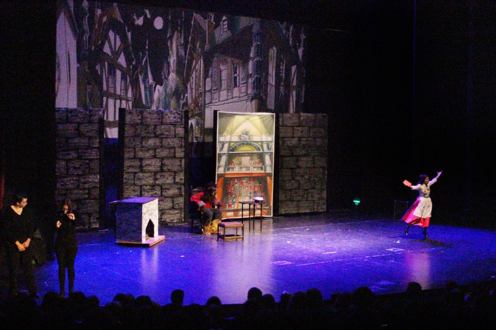 Imágenes de la representación 'El Ala Oeste' basado en la película de Disney 'La Bella y la Bestia'.