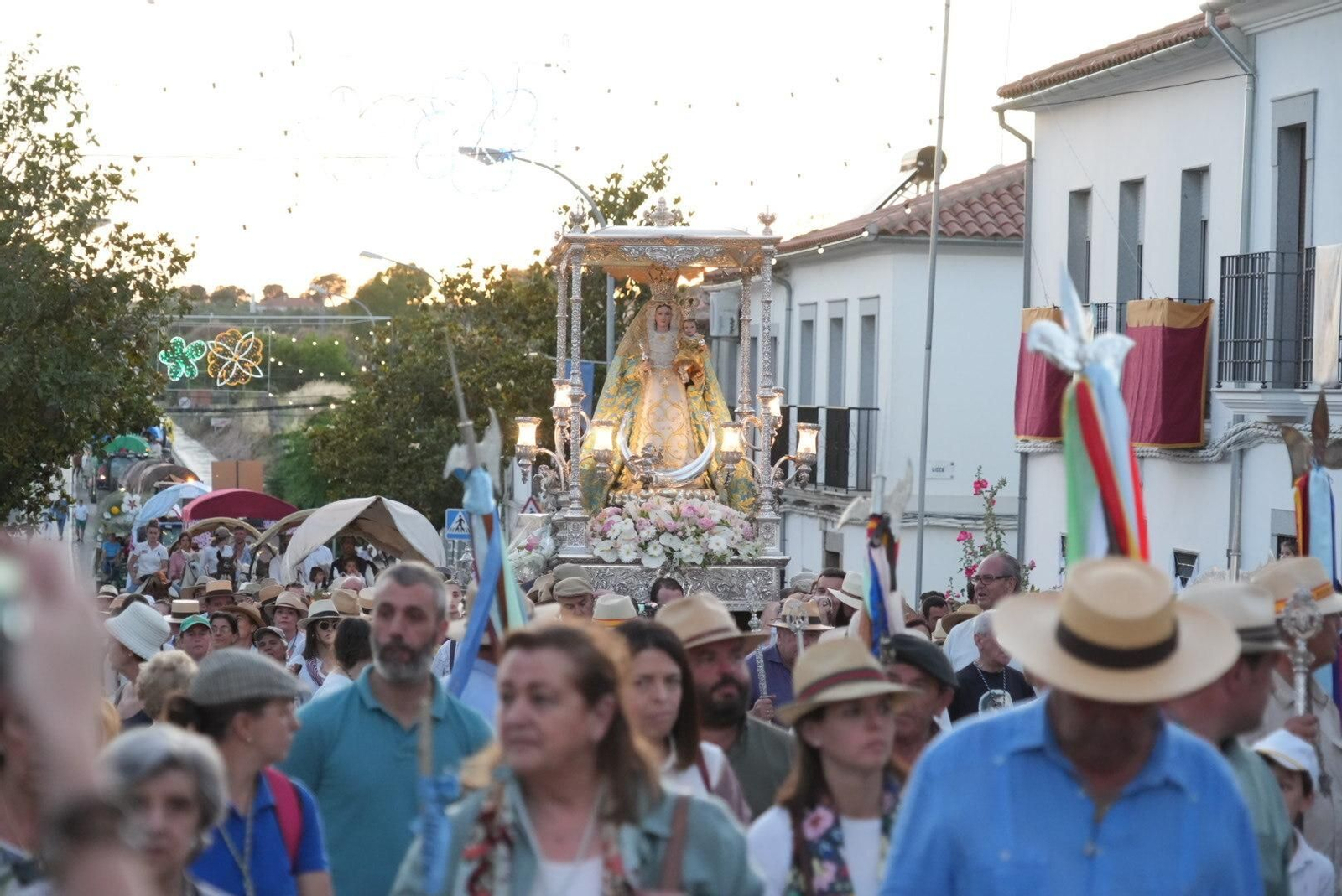 La romería de la Virgen de Luna del Lunes de Pentecostés en Villanueva de Córdoba, en imágenes