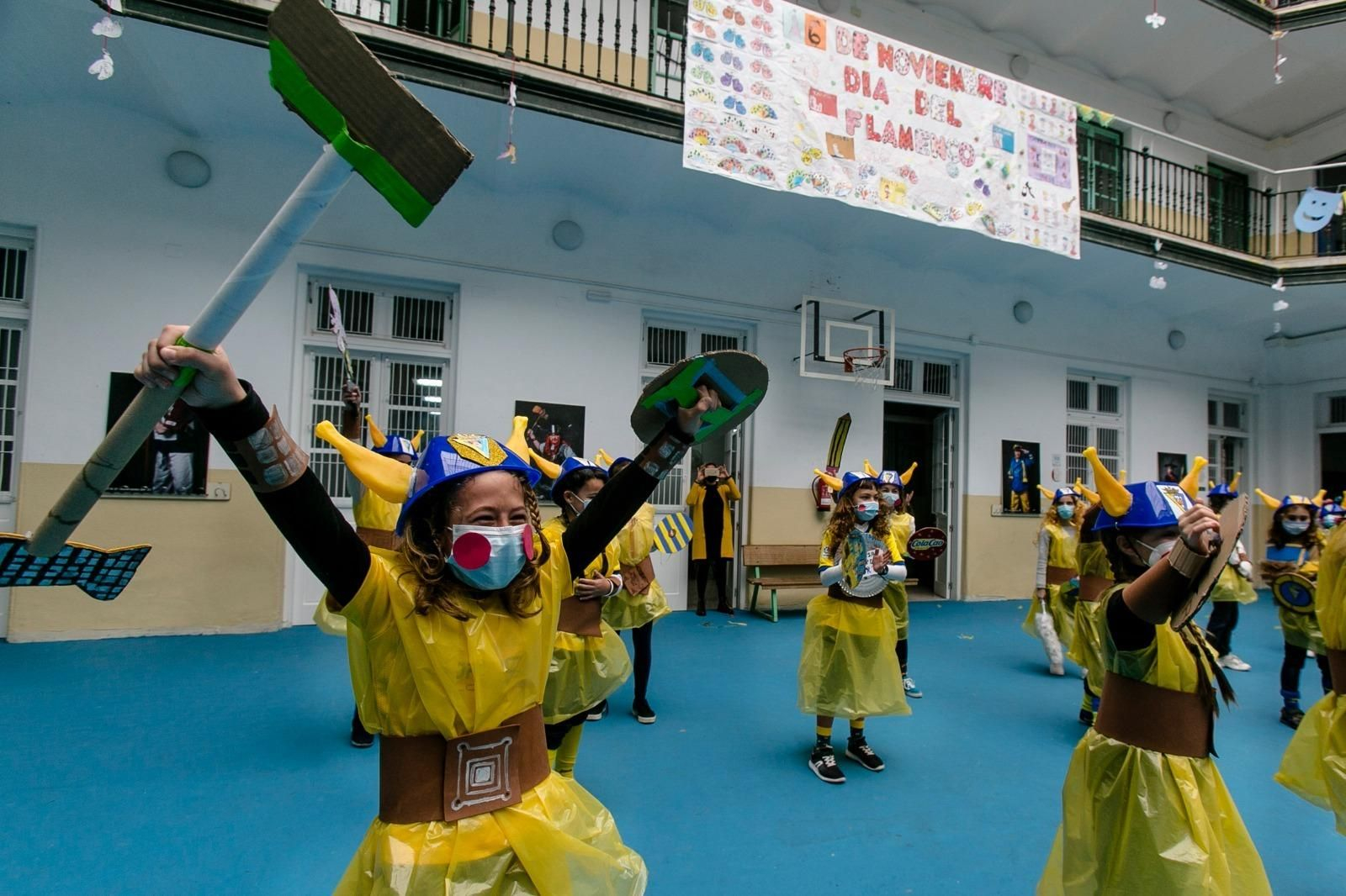 Carnaval de Cádiz: Homenaje a Manolo Santander en el colegio público San Felipe