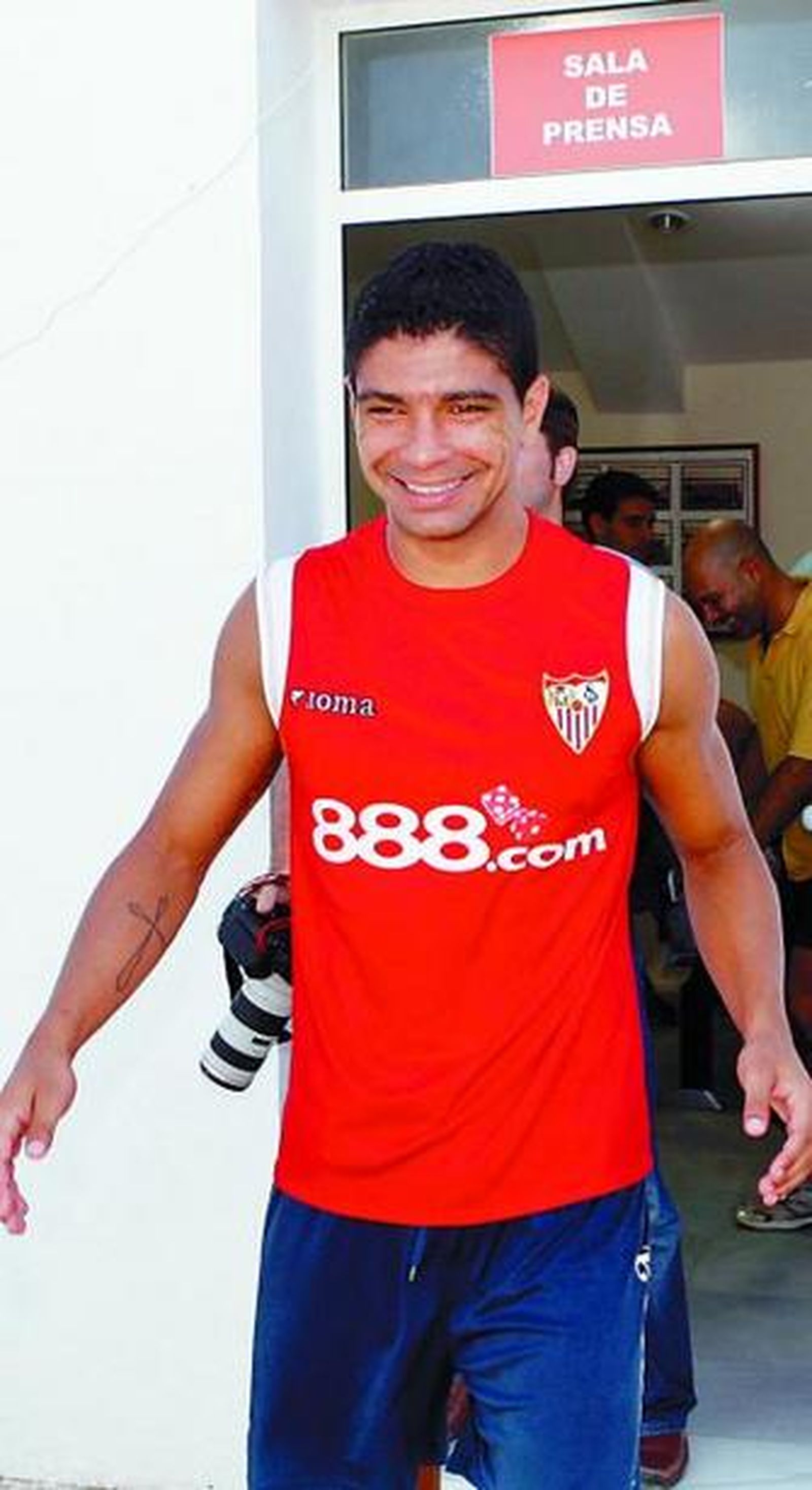 Renato, muy sonriente, tras su comparecencia de prensa.