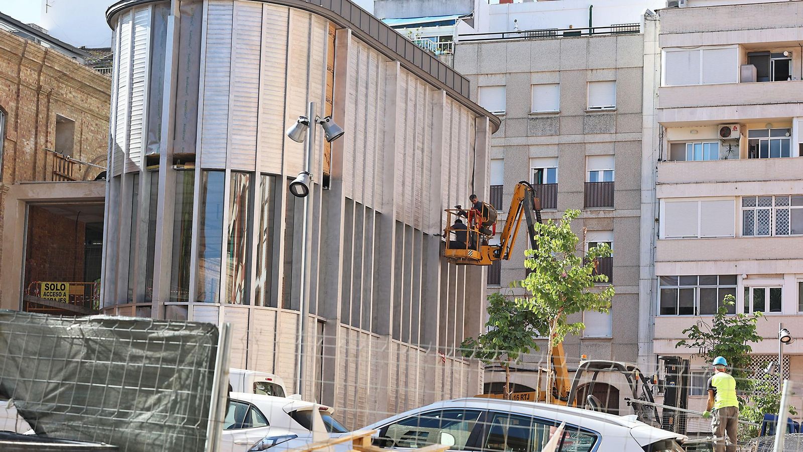 Instalación de placas metálicas en la construcción anexa al Cuartel de Santa Fe, esta semana. Instalación de placas metálicas en la construcción anexa al Cuartel de Santa Fe, esta semana.