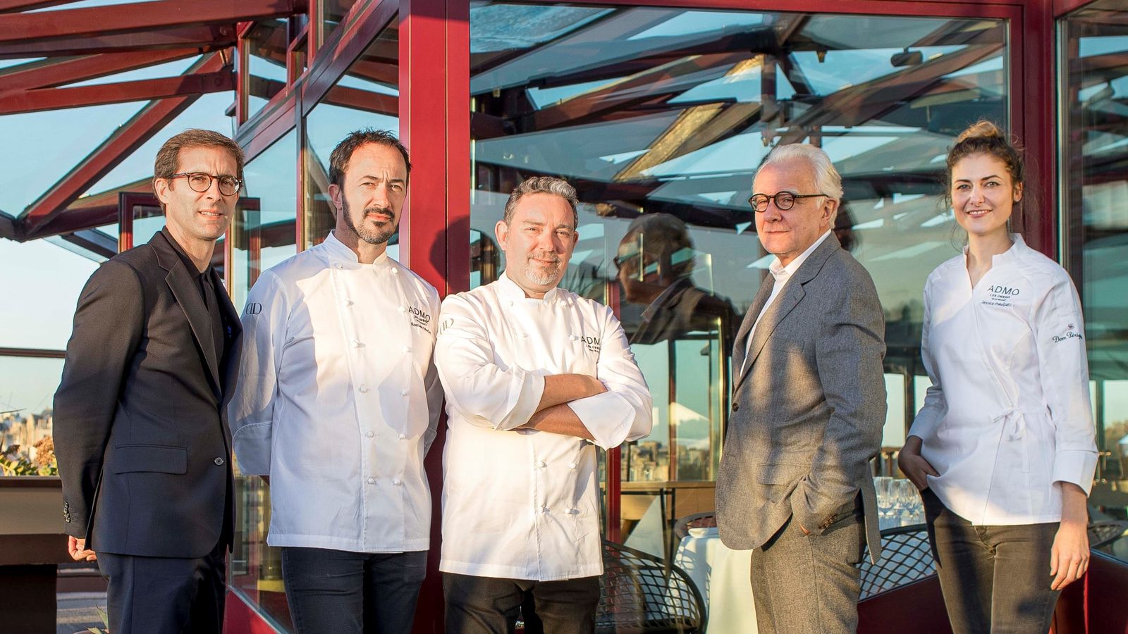 Albert Adriá (tercero por la izquierda) y Alain Ducasse (a su derecha), con su equipo: Vincent Chaperon, Romain Meder y Jessica Préalpato.