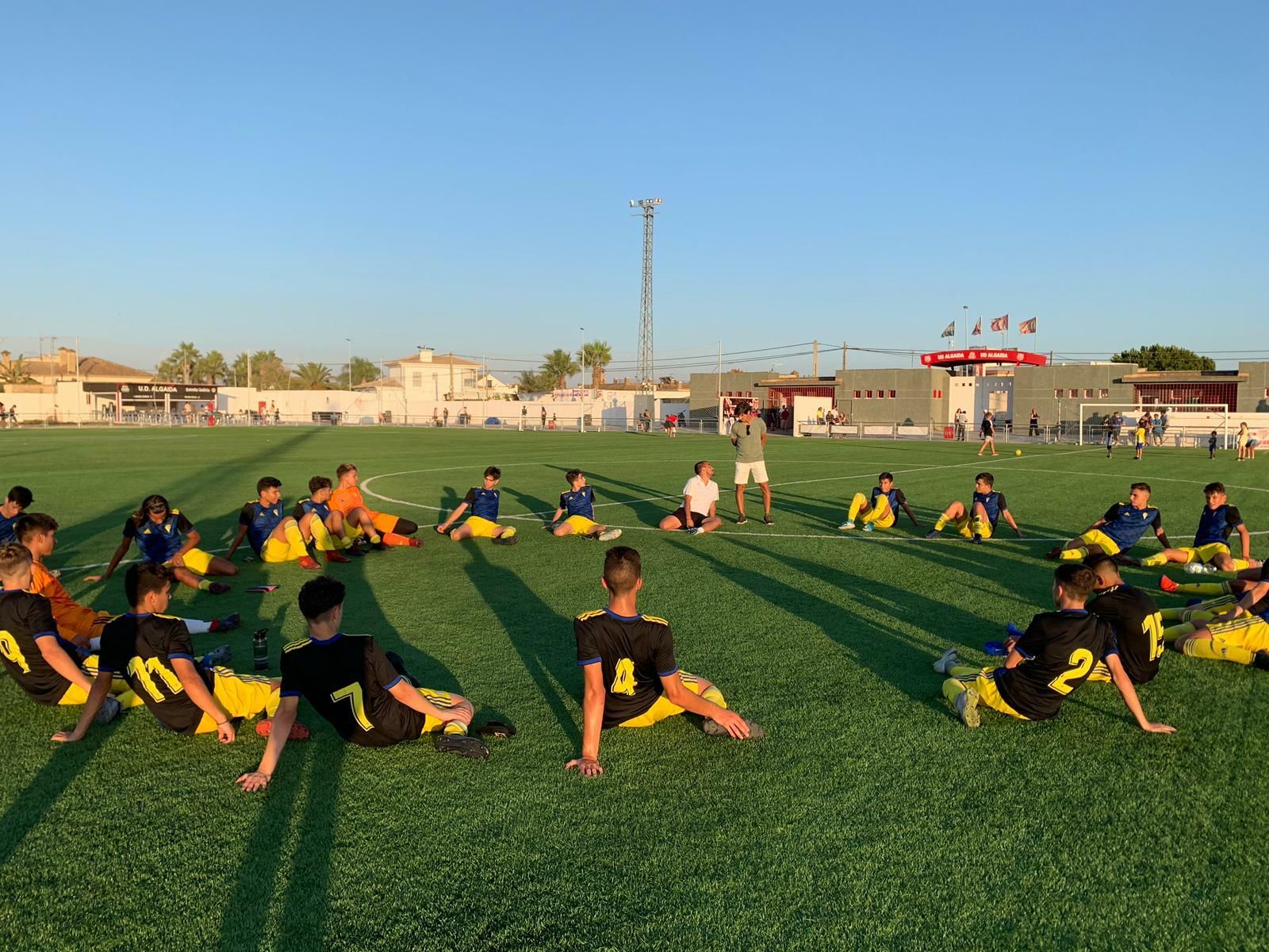 Sesión de estiramiento de los jugadores del Balón cadete al acabar un reciente amistoso.