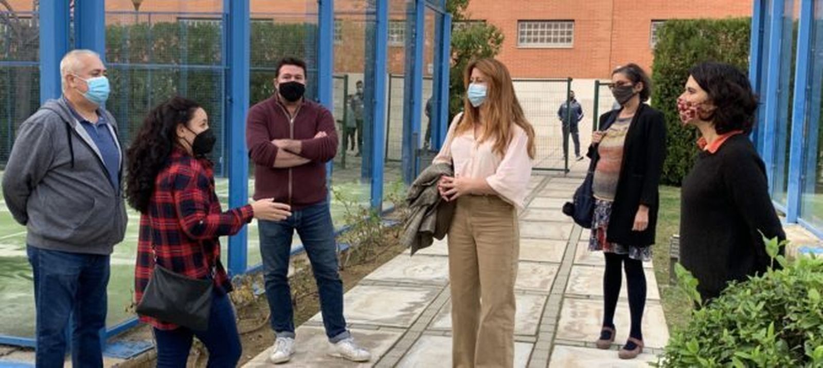 Serrano habla con los vecinos de la VPO de Arttysur en Bermejales.