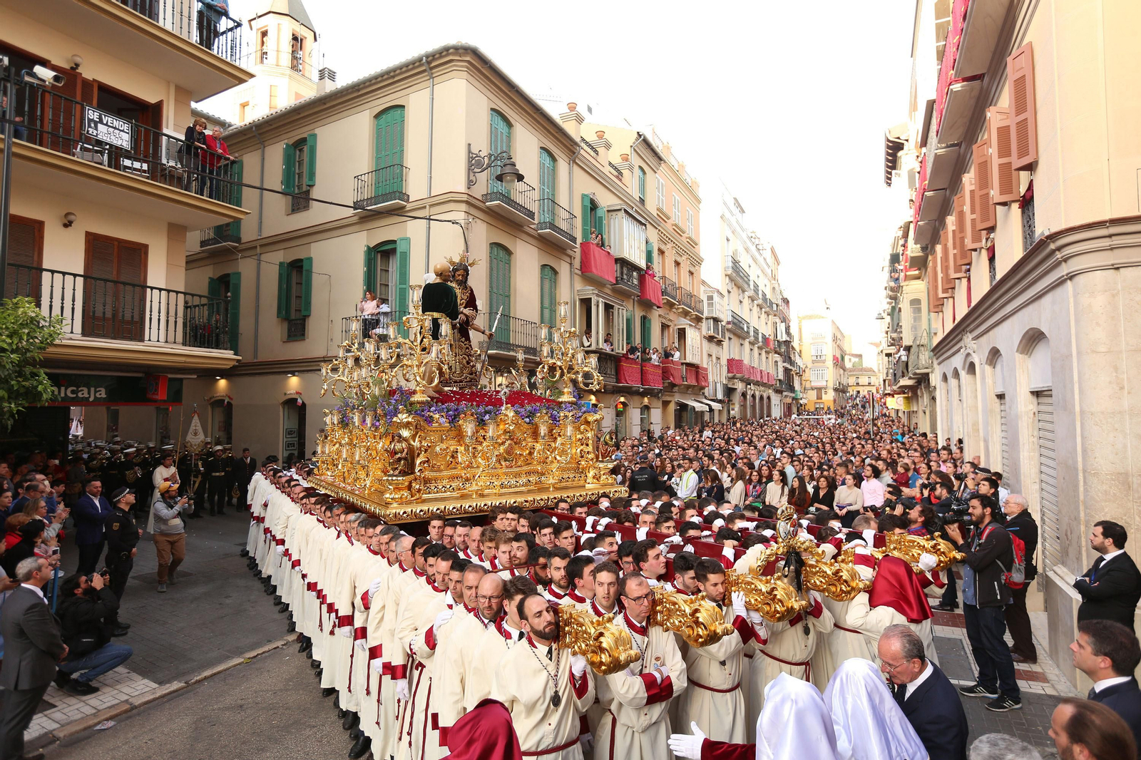 Compleja maniobra de salida de la Archicofradía de la Sangre.