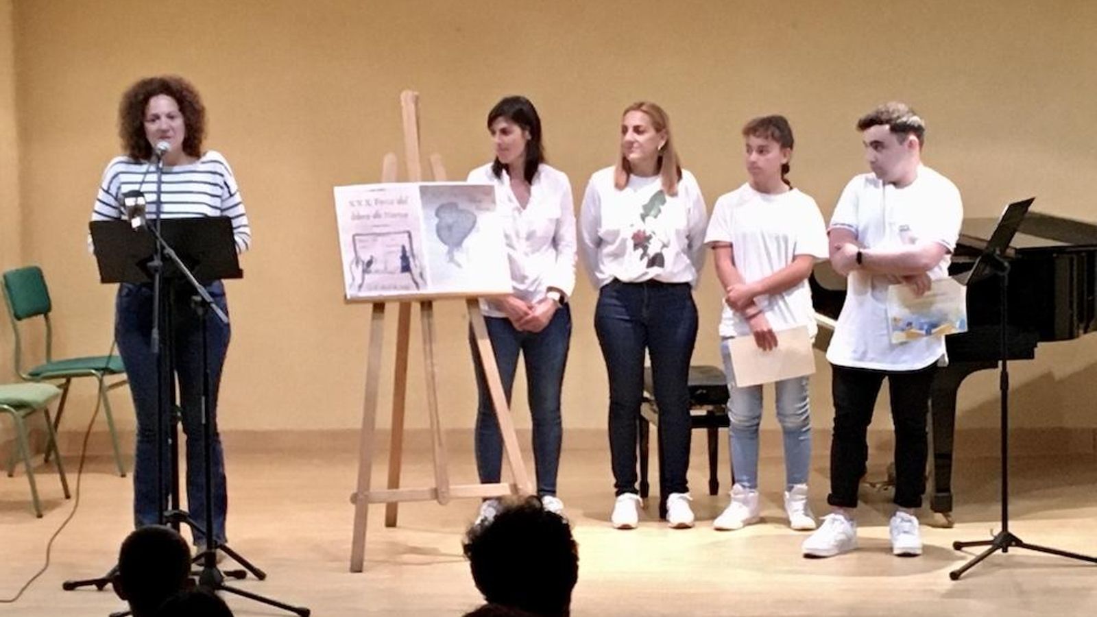 La concejala de Cultura con los ganadores de los concursos