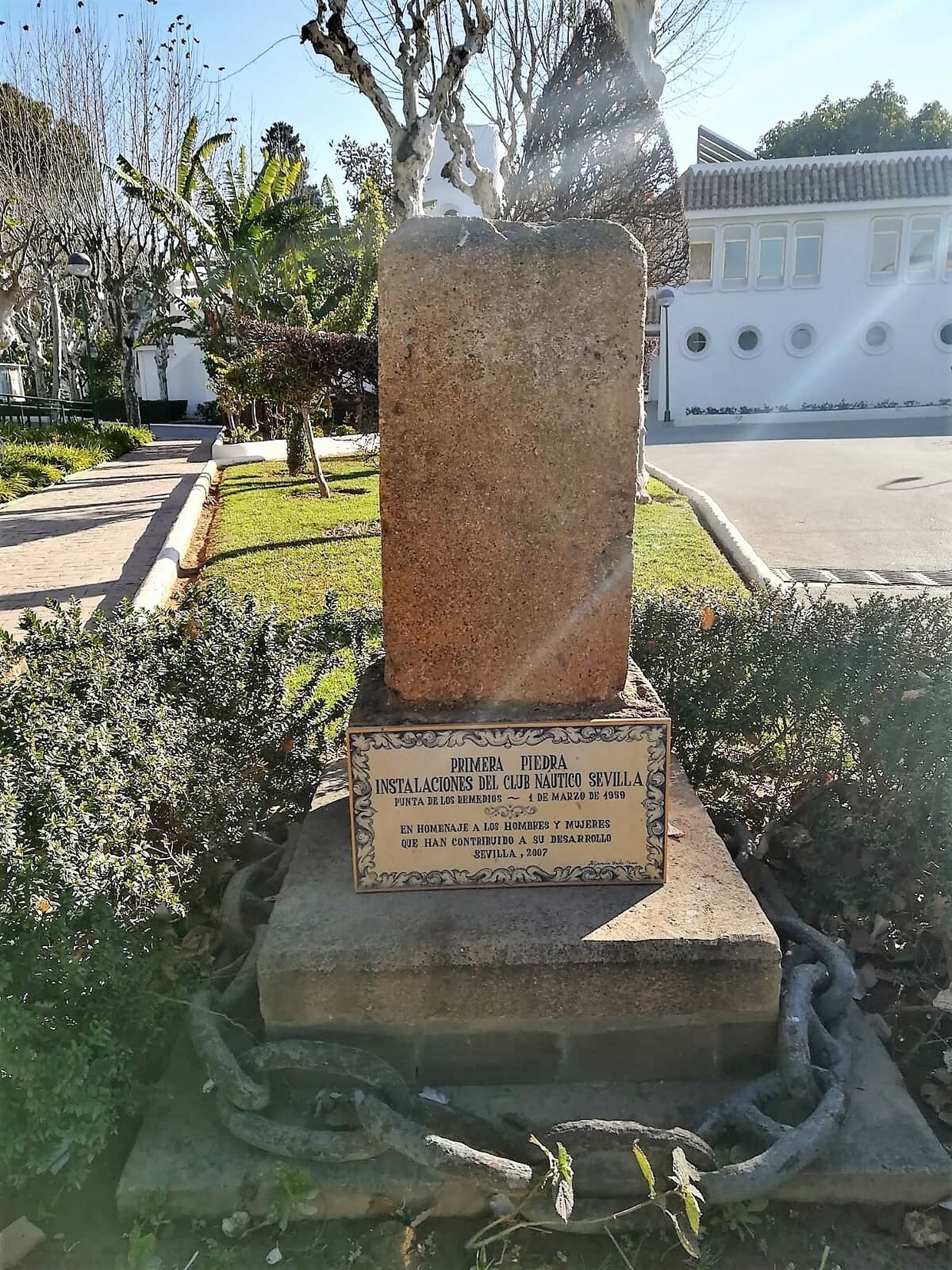 Monolito de la primera piedra del Náutico