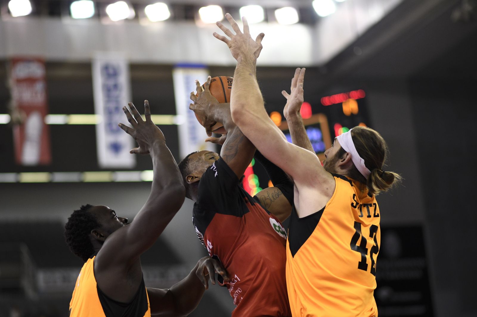 Watson machacó el aro en varias ocasiones, levantando con sus mates el Palacio de Deportes.