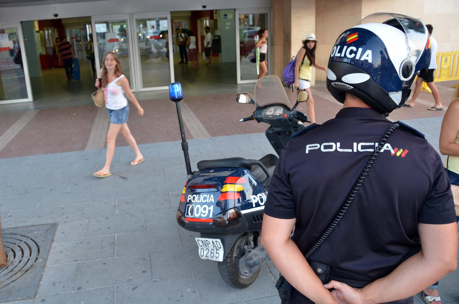 Imagen de archivo de un policía nacional vigilando.