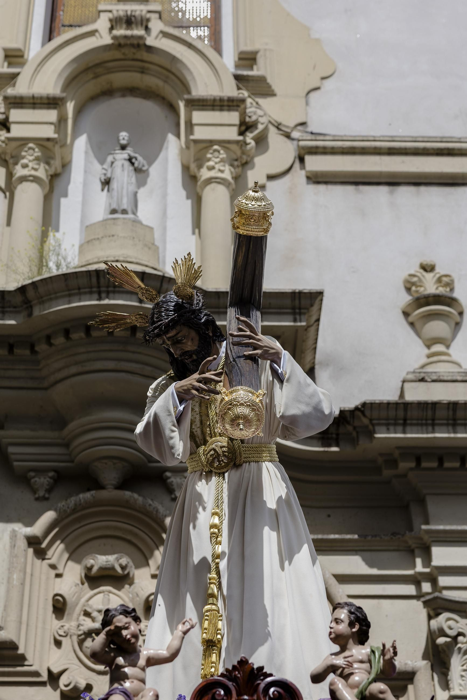 Imágenes de la salida del Nazareno del amor en la Semana Santa de Cádiz 2025