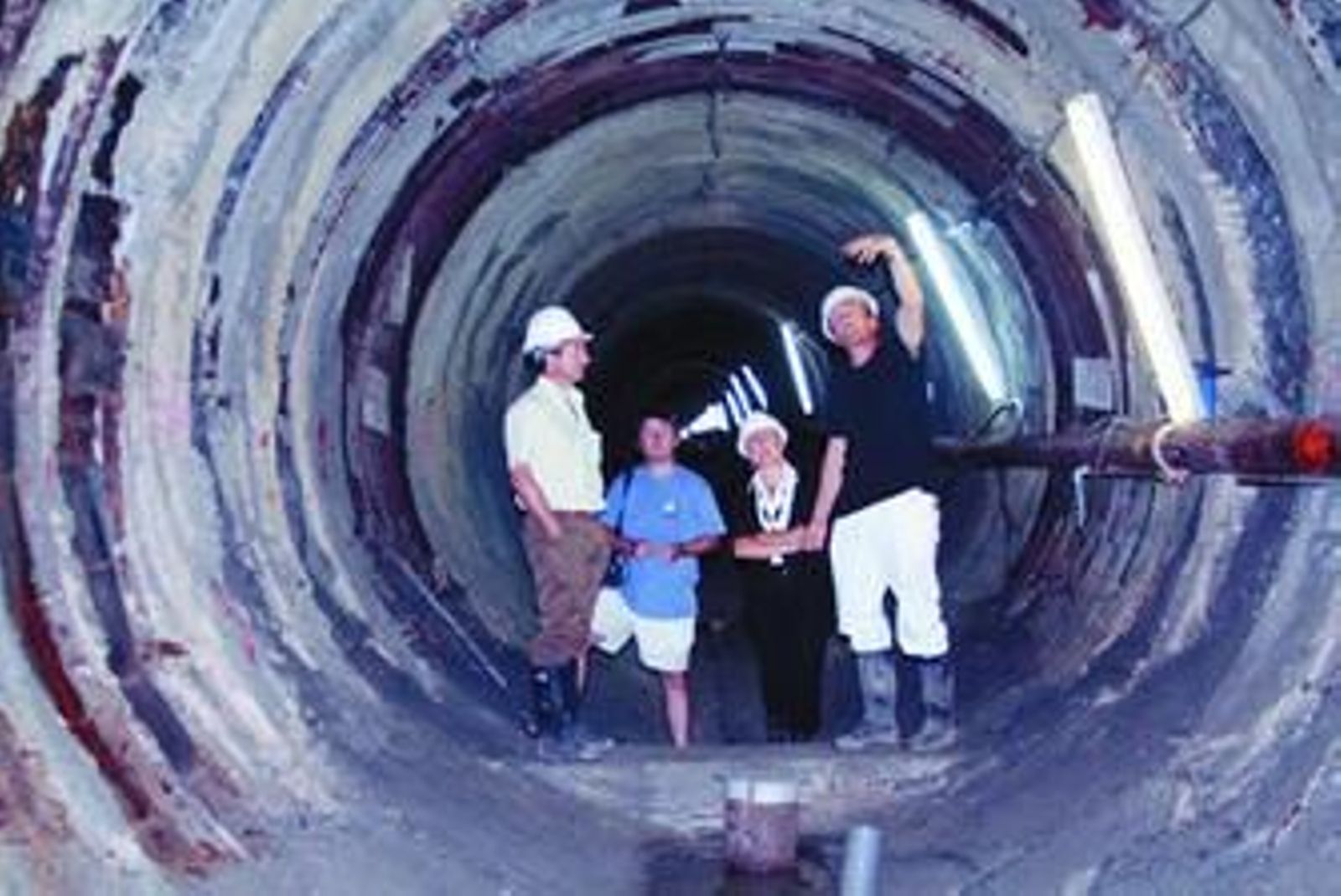 Técnicos explican los avances del túnel, ayer  a una delegación municipal.