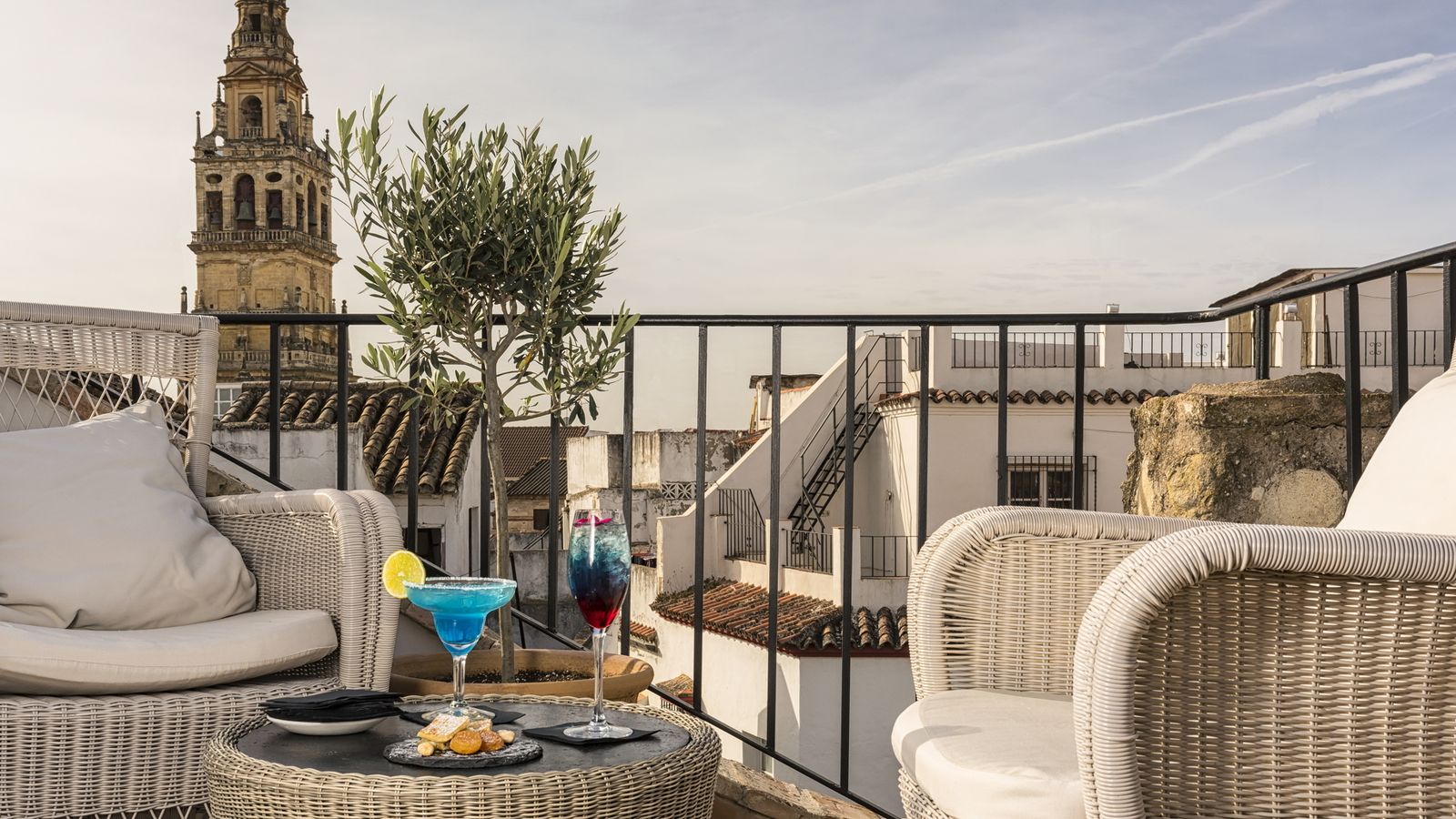 Disfrutar de un cóctel des la terraza de Pairi Daeza es un auténtico lujo