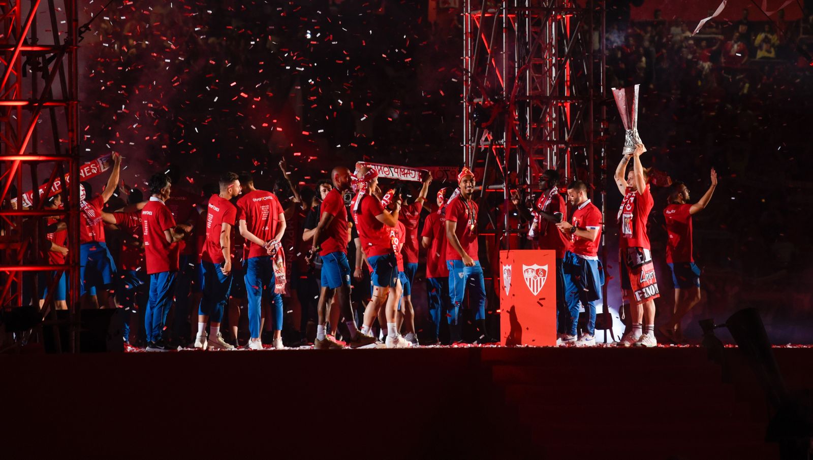 La celebración del Sevilla en el Ramón Sánchez-Pizjuán, en imágenes