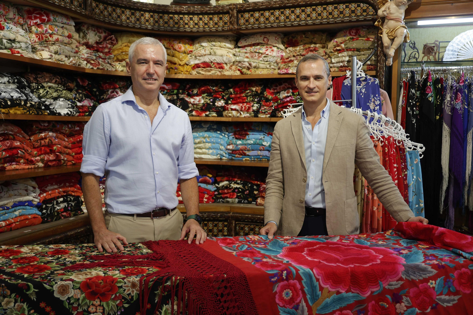 "Detalles en nácar, bordados y flecos, todos los detalles de los mantones de Foronda, en imágenes"