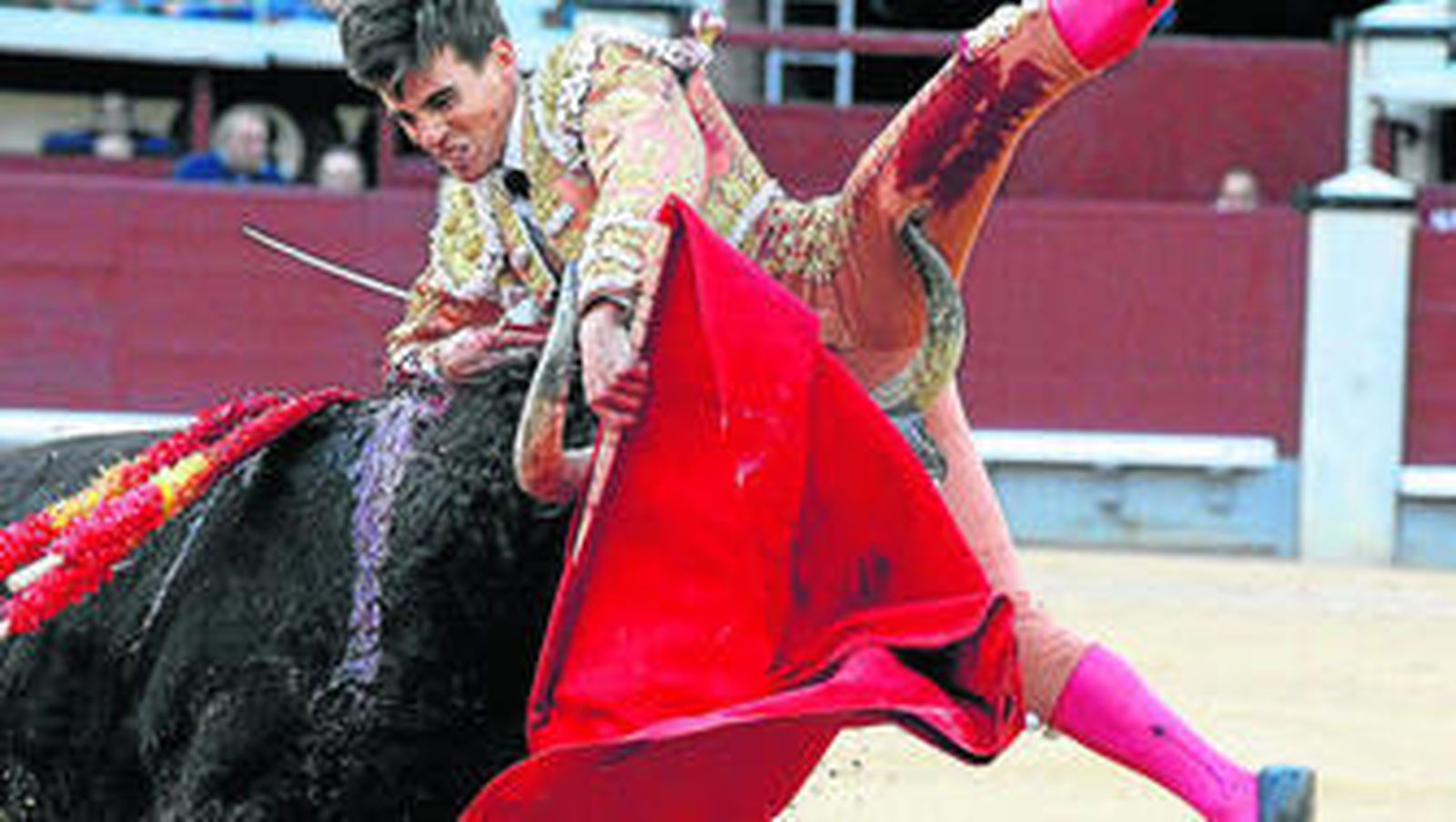 Instante en el que el tercer toro le propina una cornada en el muslo izquierdo a Gonzalo Caballero.