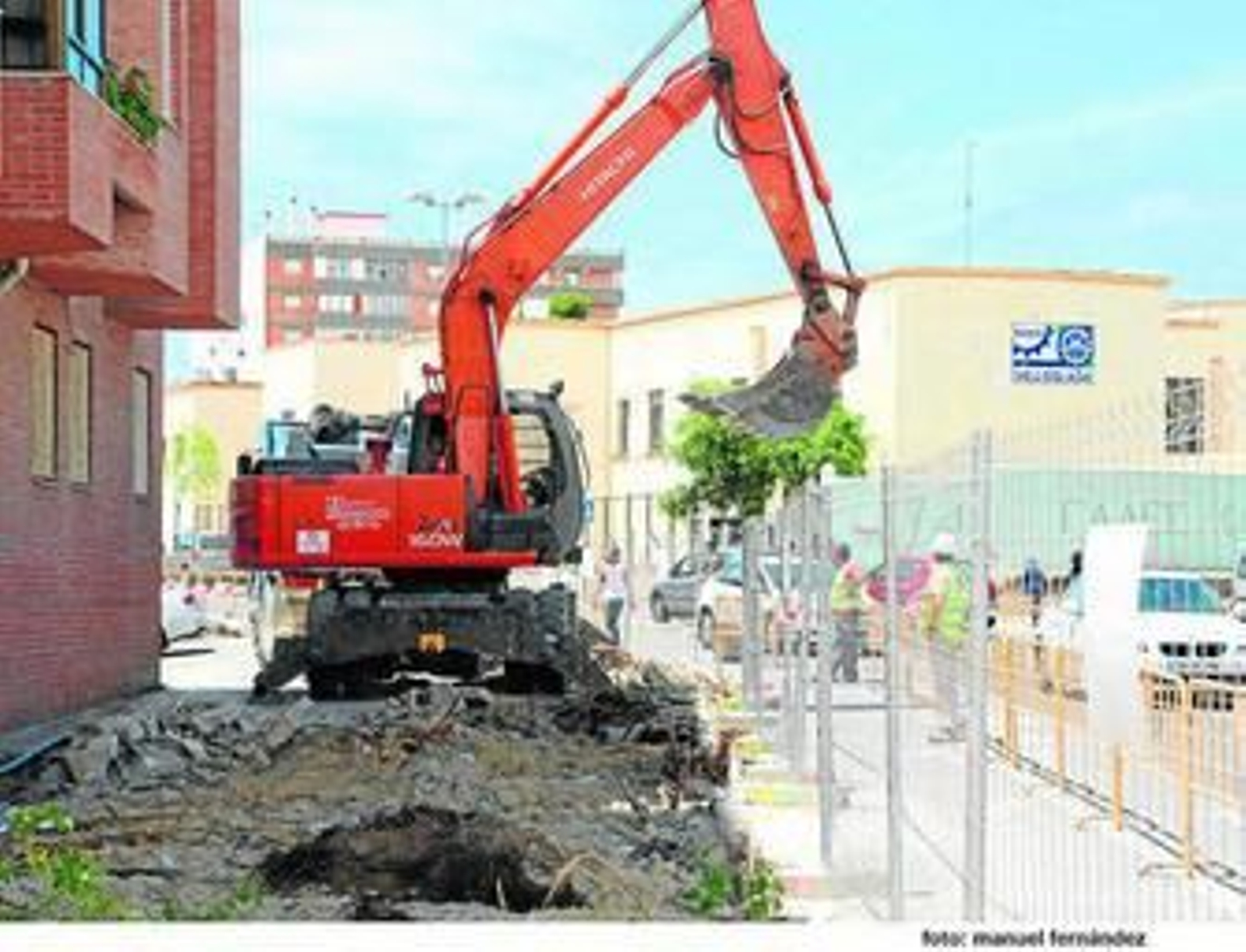 Una excavadora realiza trabajos en la avenida de Huelva.