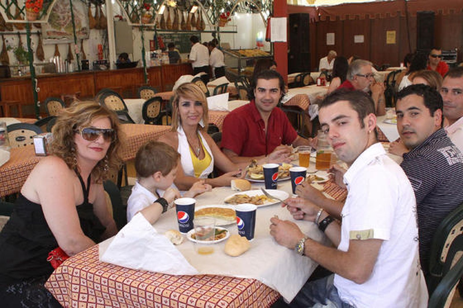 Los algecireños viven intensamente la jornada del sábado en la Feria. 

Foto: Vanessa Perez