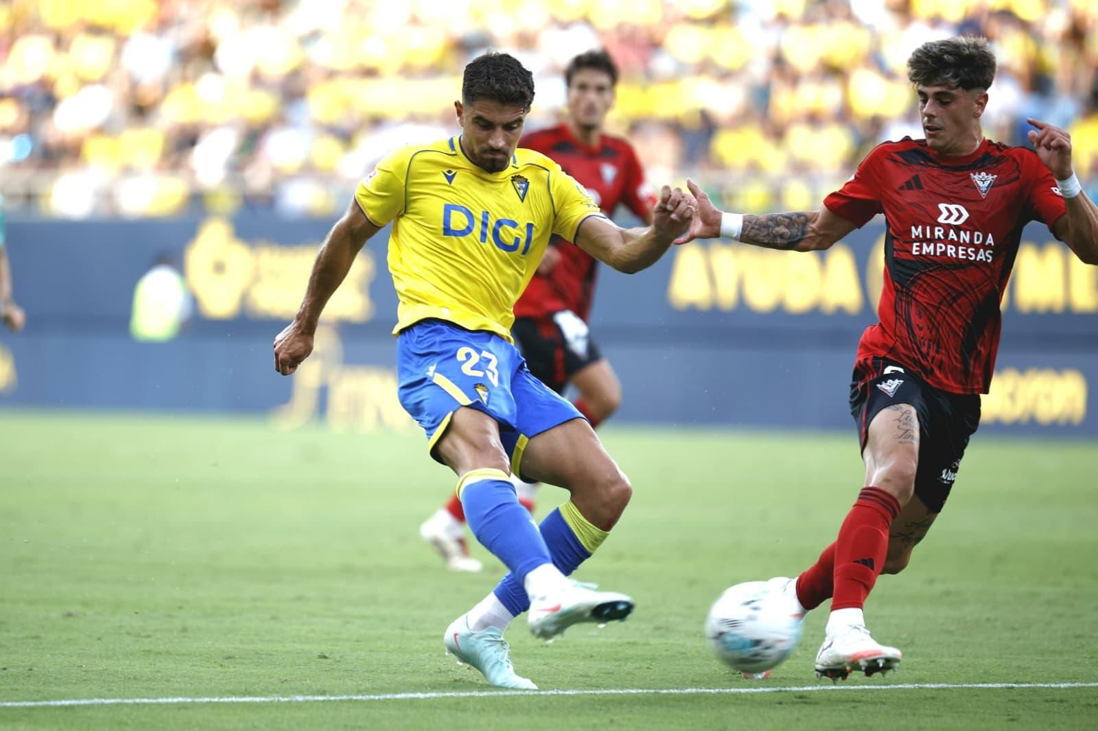 Álvaro García Pascual durante el Cádiz-Mirandés.