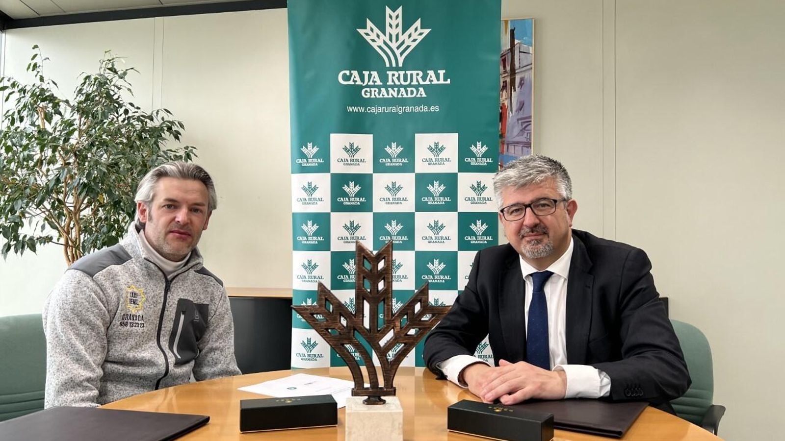 El director de Negocio de Caja Rural Granada, José Aurelio Hernández junto al presidente de la Asociación Radio Taxi Genil, José Luis Castillo.