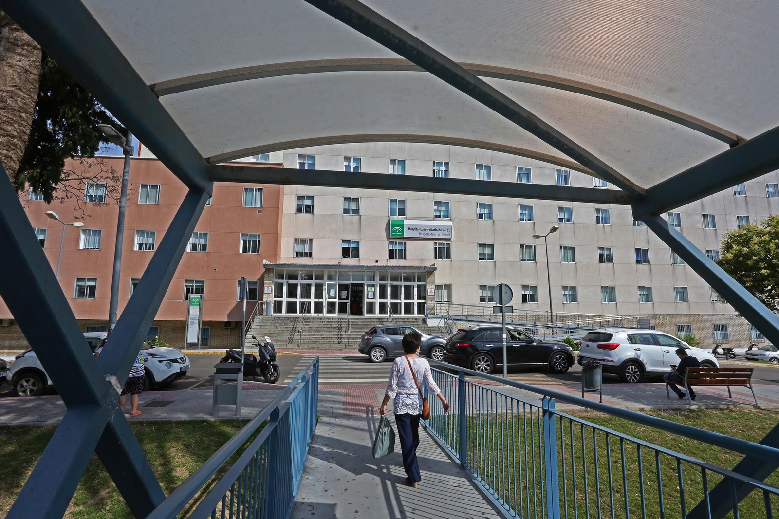 Una mujer, cruzando el puente del hospital de Jerez.