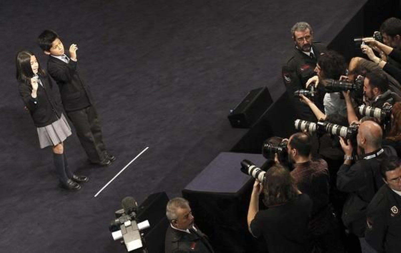 Los niños de San Ildefonso, Ismael Rastrelli y Sherley Fonseca, muestran el número 76.058 que ha sido agraciado con el premio Gordo.

Foto: EFE