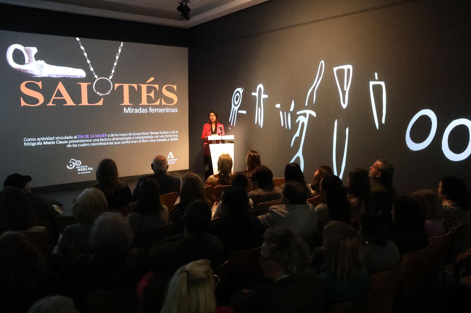 Imágenes de la lectura dramatizada de la obra "Una mirada a Saltés", en el museo de Huelva