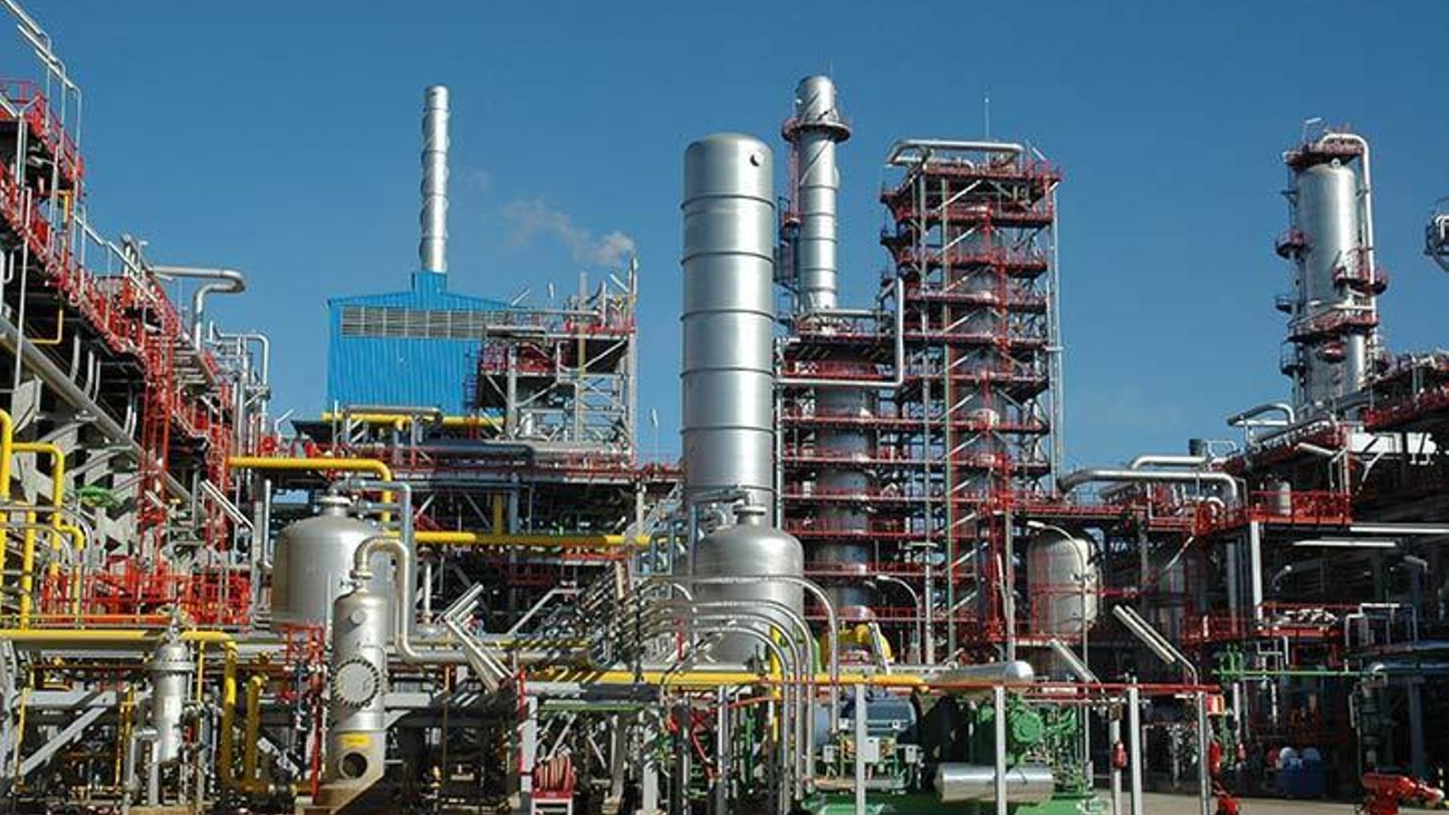 Cepsa va a convertir sus refinerías en Energy Parks que incorporarán la producción de energía renovable. En Andalucía cuenta con la de Gibraltar-San Roque (Cádiz) y La Rábida (Huelva). También con plantas petroquímicas en Puente Mayorga (Cádiz) y Palos de la Frontera (Huelva), así como un parque eólico en Jérez de la Frontera (Cádiz) Cepsa va a convertir sus refinerías en Energy Parks que incorporarán la producción de energía renovable. En Andalucía cuenta con la de Gibraltar-San Roque (Cádiz) y La Rábida (Huelva). También con plantas petroquímicas en Puente Mayorga (Cádiz) y Palos de la Frontera (Huelva), así como un parque eólico en Jérez de la Frontera (Cádiz)
