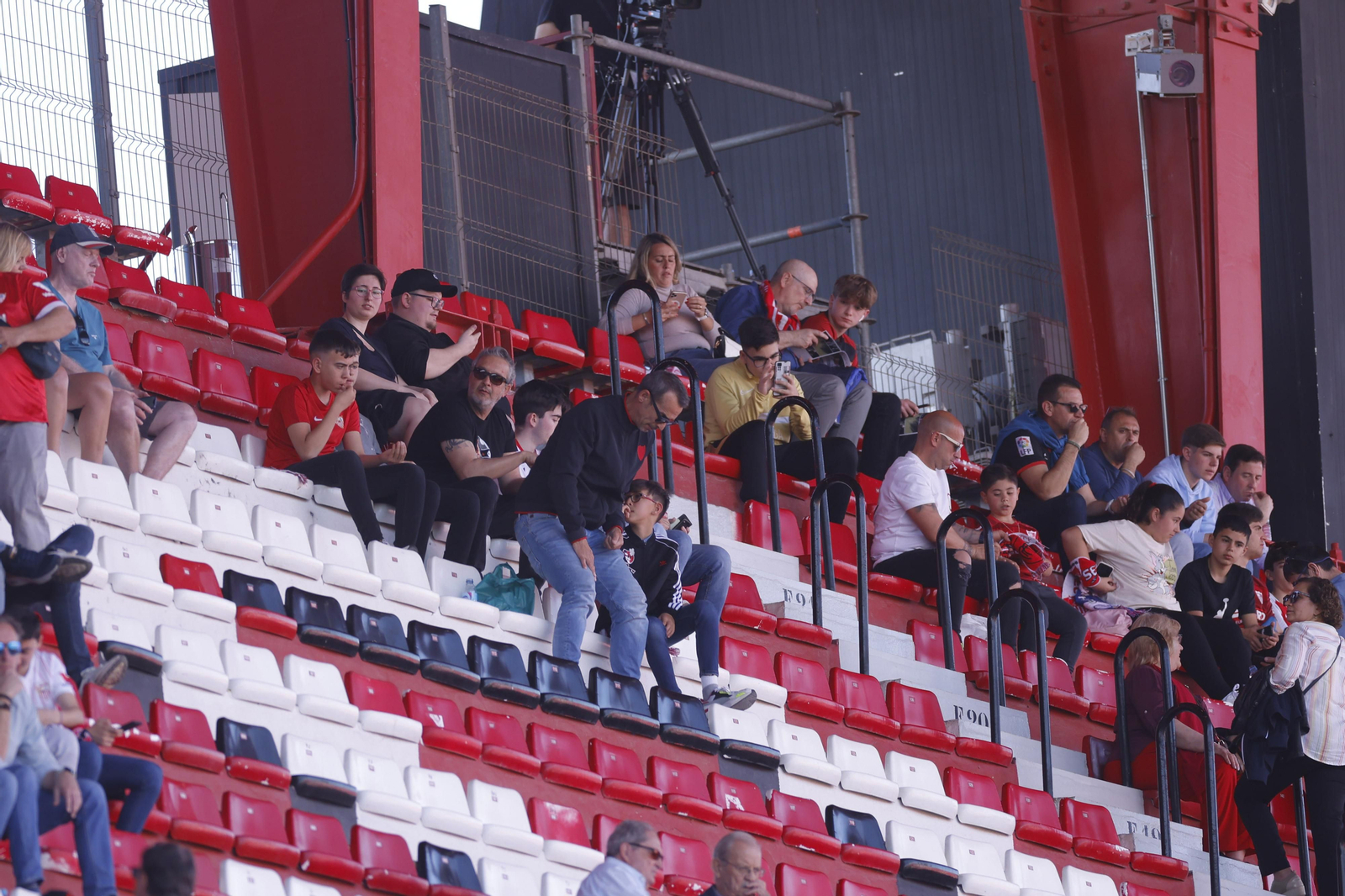 Búscate en las fotos del Sevilla-Almería