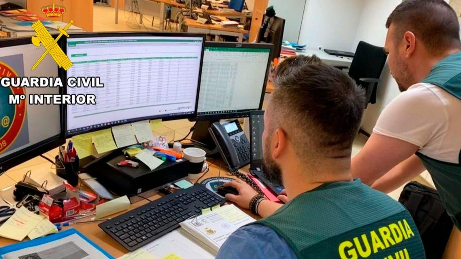 Efectivos del equipo Arroba de la Guardia Civil