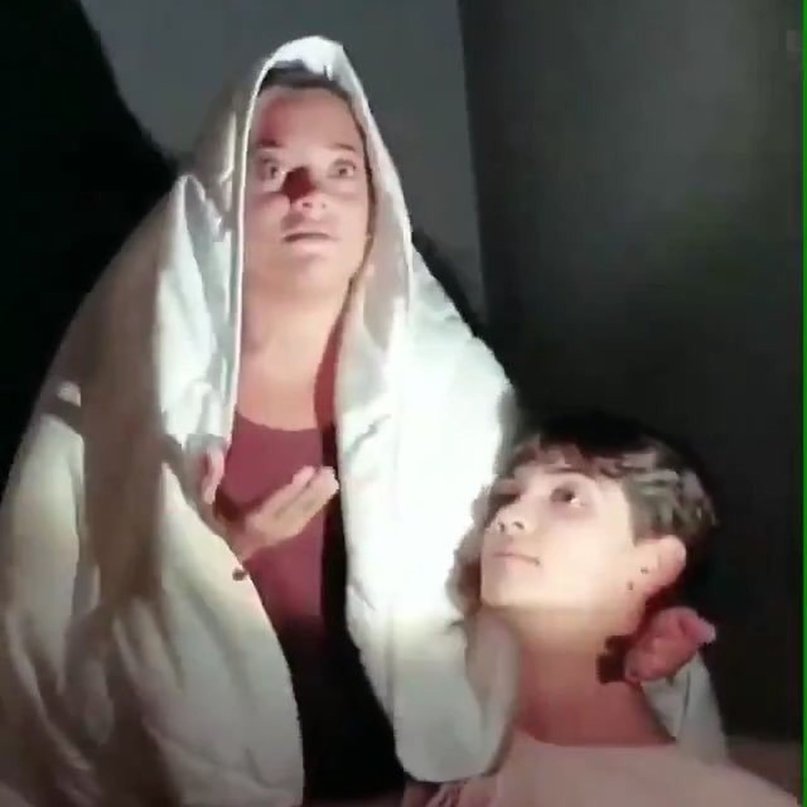 Noelia convertida en Virgen dolorosa con Dave como Jesús